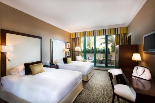 Habitación Doble Clásica - 2 camas del hotel Mövenpick Grand Al Bustan Dubai. Foto 1