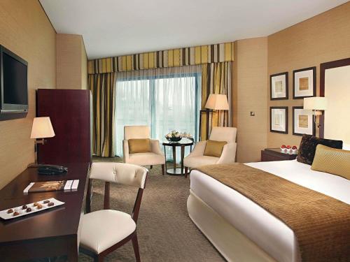 Habitación Deluxe con cama extragrande del hotel Mövenpick Grand Al Bustan Dubai
