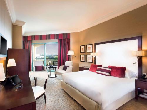 Habitación Executive Premium con cama extragrande y acceso al salón del hotel Mövenpick Grand Al Bustan Dubai. Foto 2