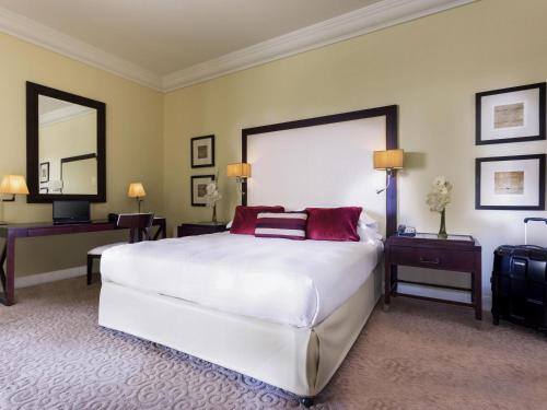 Habitación Executive Premium con cama extragrande y acceso al salón del hotel Mövenpick Grand Al Bustan Dubai. Foto 4