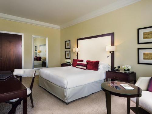 Habitación Executive Premium con cama extragrande y acceso al salón del hotel Mövenpick Grand Al Bustan Dubai. Foto 5