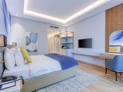 Habitación Clásica con cama extragrande del hotel Mövenpick Grand Al Bustan Dubai. Foto 1