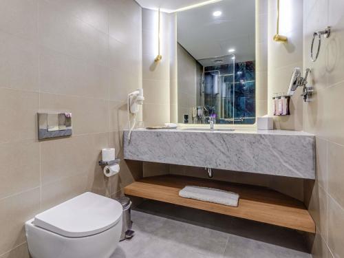 Habitación Clásica con cama extragrande del hotel Mövenpick Grand Al Bustan Dubai. Foto 5