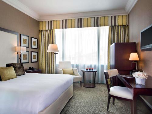 Habitación Clásica con cama extragrande del hotel Mövenpick Grand Al Bustan Dubai. Foto 6