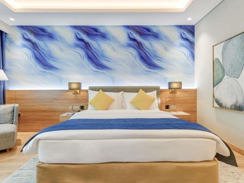 Habitación Clásica con cama extragrande del hotel Mövenpick Grand Al Bustan Dubai. Foto 7