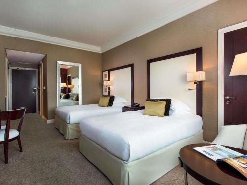 Habitación Clásica con cama extragrande del hotel Mövenpick Grand Al Bustan Dubai. Foto 9