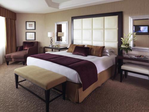 Habitación Executive con cama extragrande y acceso al salón del hotel Mövenpick Grand Al Bustan Dubai. Foto 3