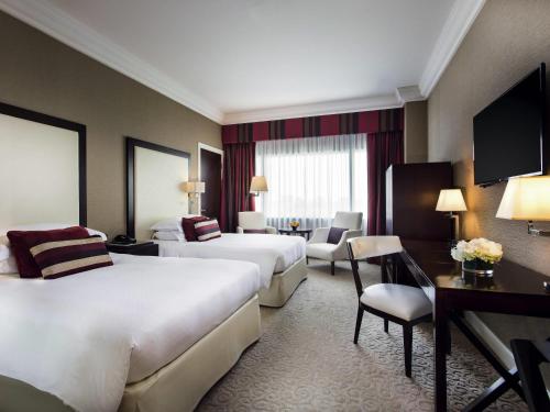 Habitación Executive con cama extragrande y acceso al salón del hotel Mövenpick Grand Al Bustan Dubai. Foto 4