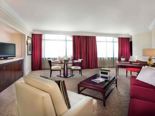Suite Doble Deluxe del hotel Mövenpick Grand Al Bustan Dubai. Foto 2
