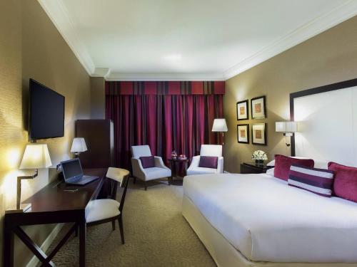 Suite Doble Deluxe del hotel Mövenpick Grand Al Bustan Dubai. Foto 6