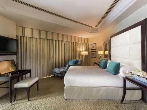 Suite Doble Superior del hotel Mövenpick Grand Al Bustan Dubai. Foto 5