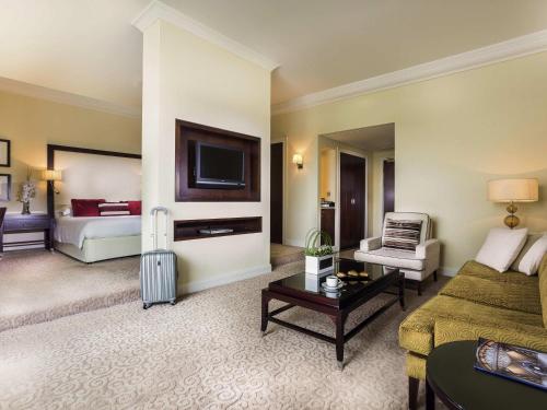 Suite Doble Superior del hotel Mövenpick Grand Al Bustan Dubai. Foto 6