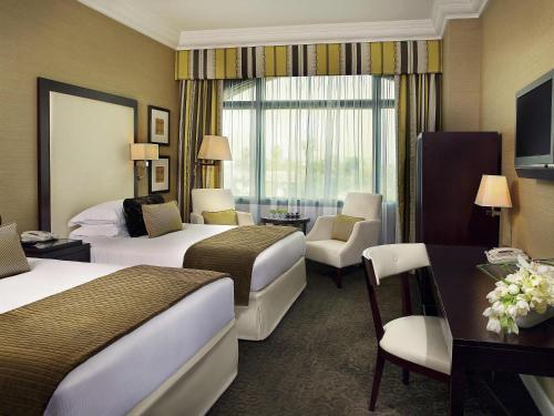 Habitación Doble Clásica - 2 camas del hotel Mövenpick Grand Al Bustan Dubai. Foto 2
