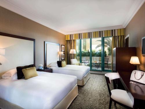 Habitación Doble Clásica - 2 camas del hotel Mövenpick Grand Al Bustan Dubai. Foto 4
