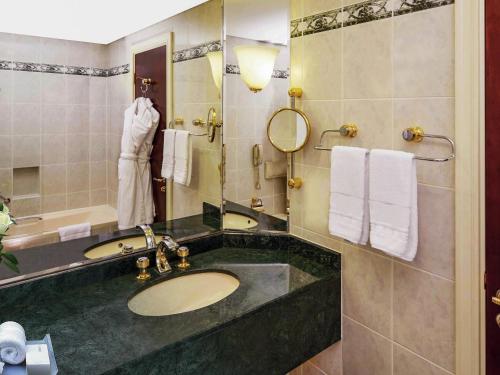 Habitación Doble Deluxe (2 camas) del hotel Mövenpick Grand Al Bustan Dubai