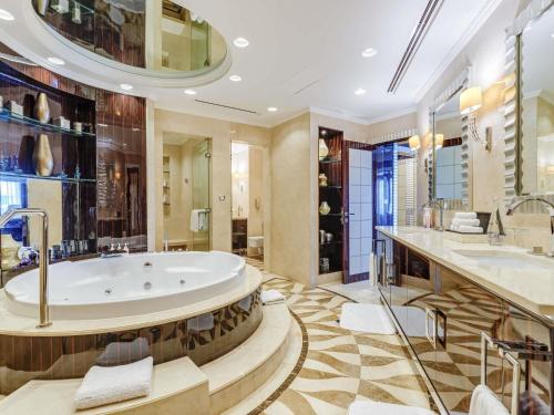 Suite Presidencial con cama extragrande del hotel Mövenpick Grand Al Bustan Dubai