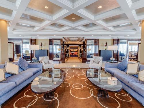 Suite Presidencial con cama extragrande del hotel Mövenpick Grand Al Bustan Dubai. Foto 1