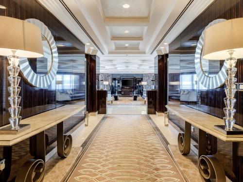 Suite Presidencial con cama extragrande del hotel Mövenpick Grand Al Bustan Dubai. Foto 2