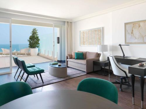 Suite con Terraza de Un Dormitorio del hotel Fairmont Fujairah Beach Resort. Foto 1