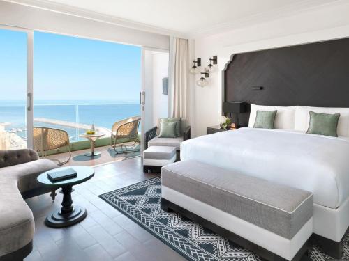 Suite con Terraza de Un Dormitorio del hotel Fairmont Fujairah Beach Resort. Foto 3