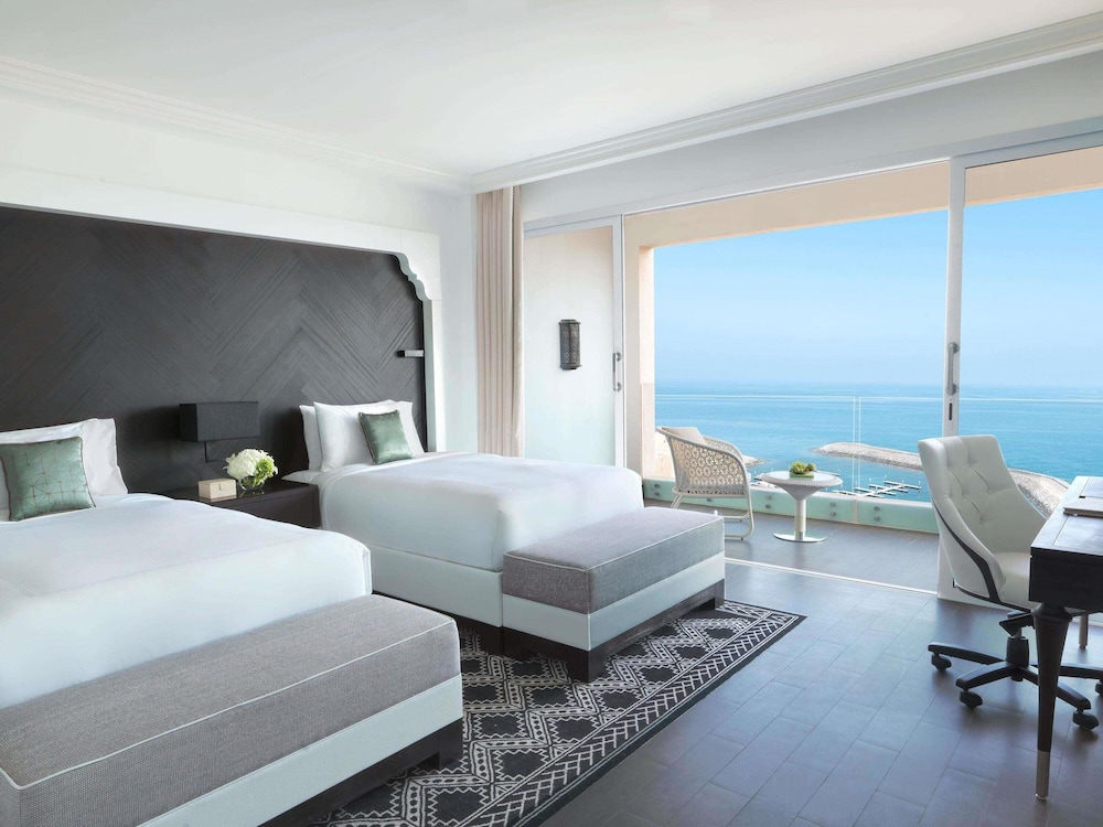 Deluxe Vista al Mar 2 Camas Dobles del hotel Fairmont Fujairah Beach Resort. Foto 3