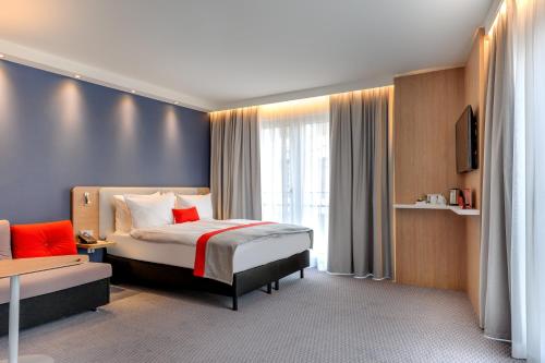 Habitación Estándar con cama grande y sofá cama - No fumadores del hotel HOLIDAY INN EXPRESS BERLIN - ALEXANDERPLATZ. Foto 2