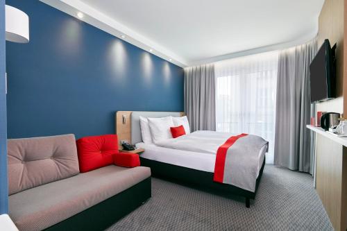 Habitación Estándar con cama grande y sofá cama - No fumadores del hotel HOLIDAY INN EXPRESS BERLIN - ALEXANDERPLATZ. Foto 4