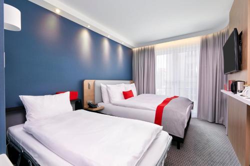 Habitación Estándar con cama grande y sofá cama - No fumadores del hotel HOLIDAY INN EXPRESS BERLIN - ALEXANDERPLATZ. Foto 5