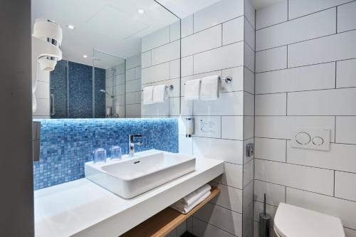 Habitación Estándar con cama grande y sofá cama - No fumadores del hotel HOLIDAY INN EXPRESS BERLIN - ALEXANDERPLATZ. Foto 7