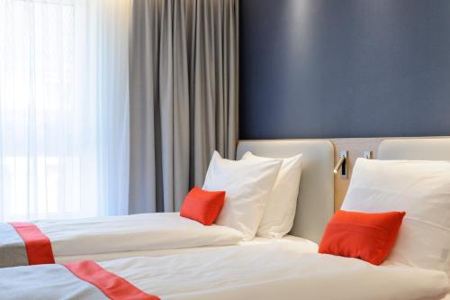 Habitación Doble Estándar - 2 camas del hotel HOLIDAY INN EXPRESS BERLIN - ALEXANDERPLATZ. Foto 2