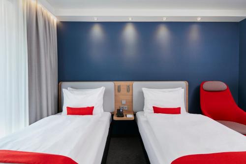 Habitación Doble Estándar - 2 camas del hotel HOLIDAY INN EXPRESS BERLIN - ALEXANDERPLATZ. Foto 4