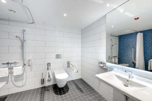 Habitación Estándar con cama grande - Adaptada para personas con movilidad reducida del hotel HOLIDAY INN EXPRESS BERLIN - ALEXANDERPLATZ. Foto 1