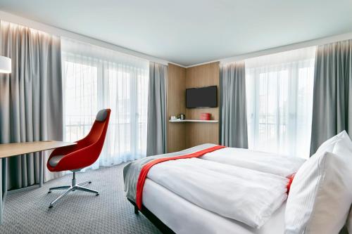 Habitación Estándar con cama grande - Adaptada para personas con movilidad reducida del hotel HOLIDAY INN EXPRESS BERLIN - ALEXANDERPLATZ. Foto 2