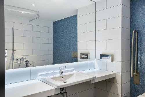Habitación Estándar con cama grande - Adaptada para personas con movilidad reducida del hotel HOLIDAY INN EXPRESS BERLIN - ALEXANDERPLATZ. Foto 3
