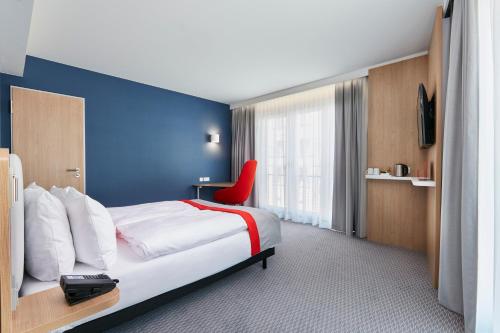 Habitación Estándar con cama grande - Adaptada para personas con movilidad reducida del hotel HOLIDAY INN EXPRESS BERLIN - ALEXANDERPLATZ. Foto 4