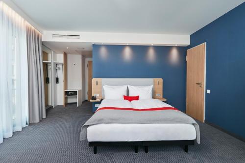 Habitación Estándar con cama grande - Adaptada para personas con movilidad reducida del hotel HOLIDAY INN EXPRESS BERLIN - ALEXANDERPLATZ. Foto 5