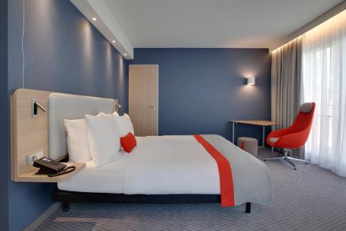 Habitación Estándar con cama grande - Adaptada para personas con movilidad reducida del hotel HOLIDAY INN EXPRESS BERLIN - ALEXANDERPLATZ. Foto 6