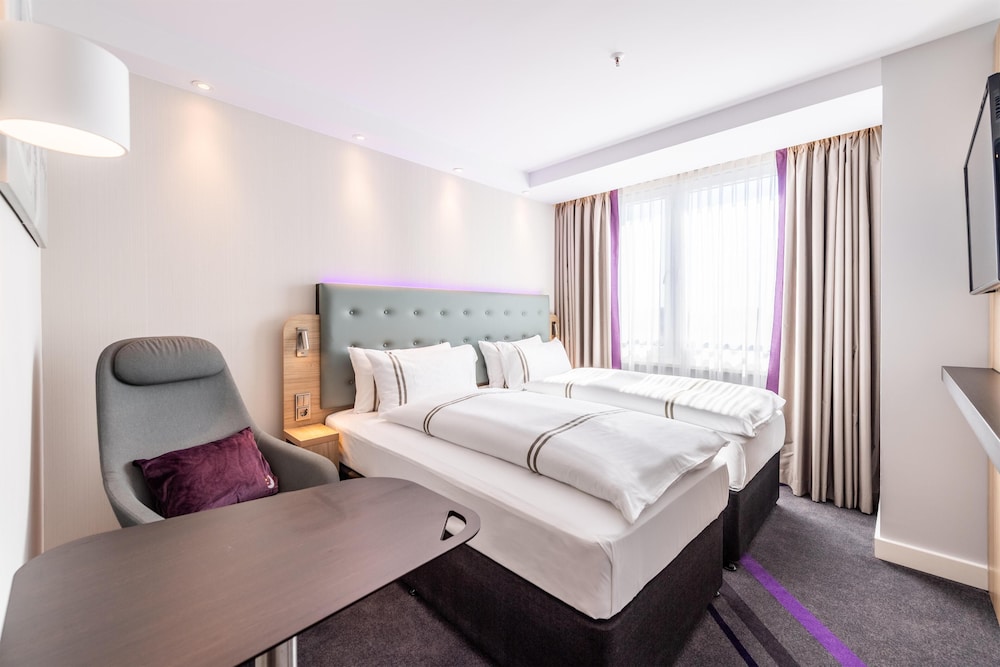 Habitación estándar con 2 camas individuales del hotel Premier Inn Koln City Sud. Foto 1