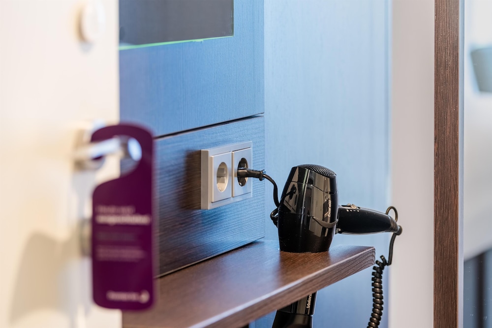 Habitación estándar con 2 camas individuales del hotel Premier Inn Koln City Sud. Foto 9