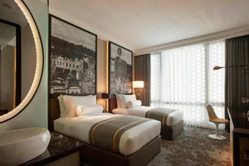 Habitación Doble Deluxe con vistas a la ciudad - 2 camas del hotel Stripes Kuala Lumpur, Autograph Collection. Foto 3