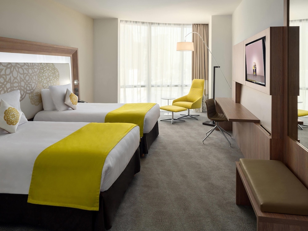 Habitación Superior con 2 camas individuales y 1 sofá del hotel Novotel Jeddah Tahlia
