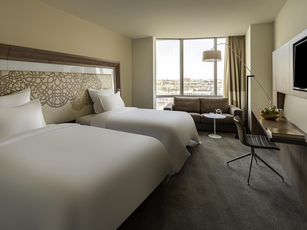 Habitación Superior con 2 camas individuales y 1 sofá del hotel Novotel Jeddah Tahlia. Foto 3