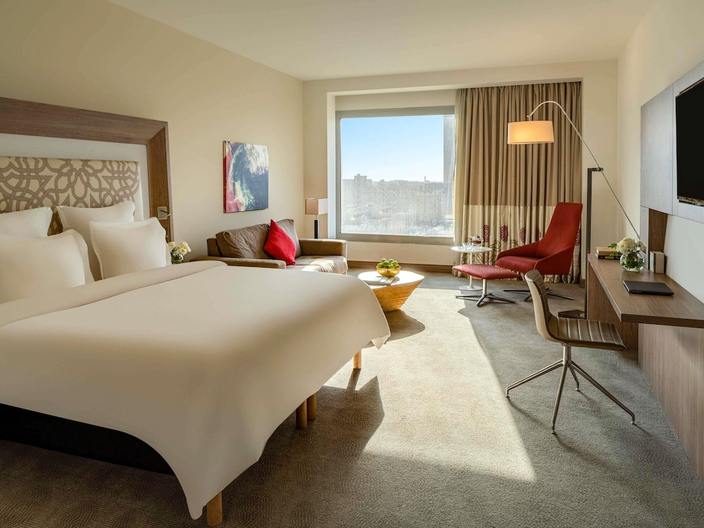 Habitación superior con 1 cama doble y 1 sofá - cama del hotel Novotel Jeddah Tahlia