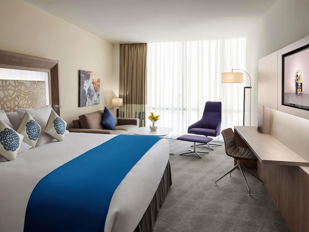 Habitación superior con 1 cama doble y 1 sofá - cama del hotel Novotel Jeddah Tahlia. Foto 5
