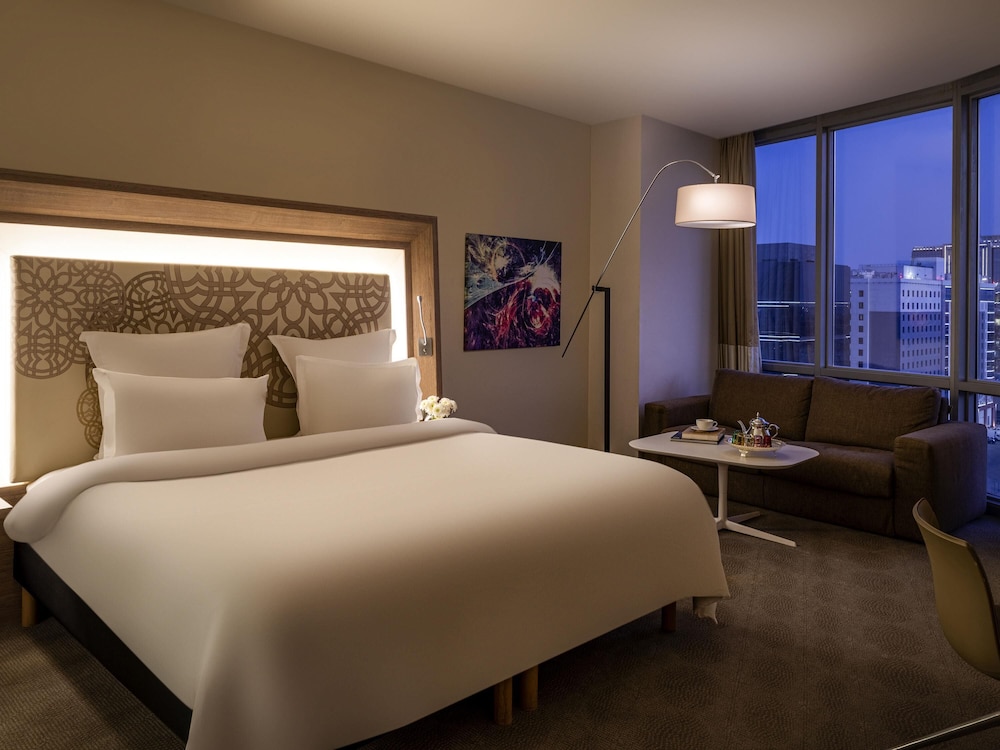 Habitación Deluxe con 1 cama doble y sofá del hotel Novotel Jeddah Tahlia
