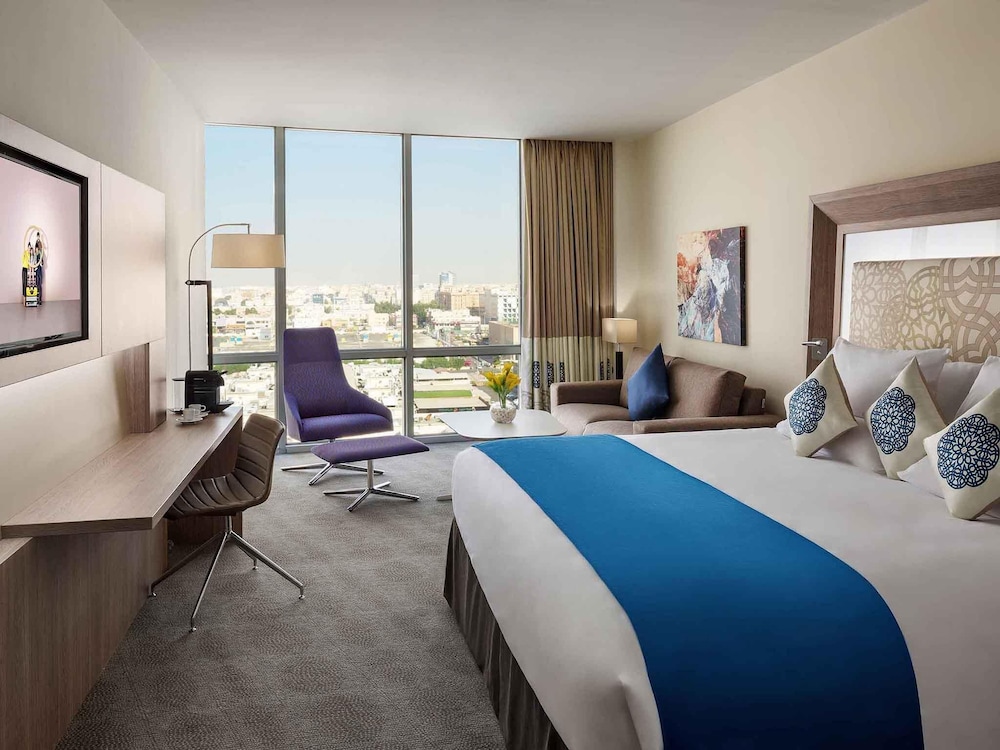Habitación Deluxe con 1 cama doble y sofá del hotel Novotel Jeddah Tahlia. Foto 2