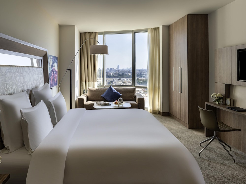 Habitación Deluxe con 1 cama doble y sofá del hotel Novotel Jeddah Tahlia. Foto 4
