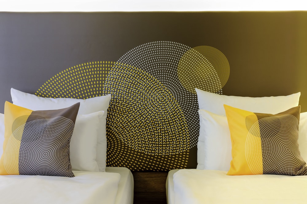 Habitación Deluxe con 2 camas individuales y 1 sofá del hotel Novotel Jeddah Tahlia. Foto 1