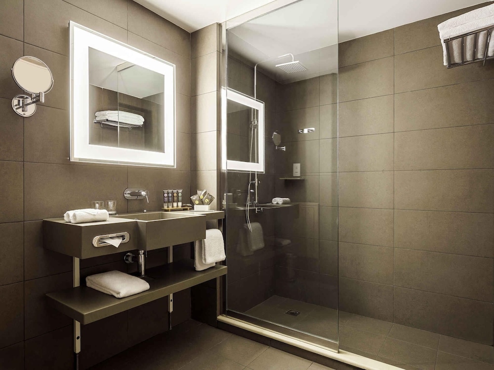 Habitación Deluxe con 2 camas individuales y 1 sofá del hotel Novotel Jeddah Tahlia. Foto 5
