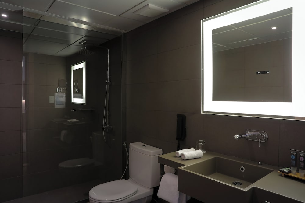 Habitación Deluxe con 2 camas individuales y 1 sofá del hotel Novotel Jeddah Tahlia. Foto 9